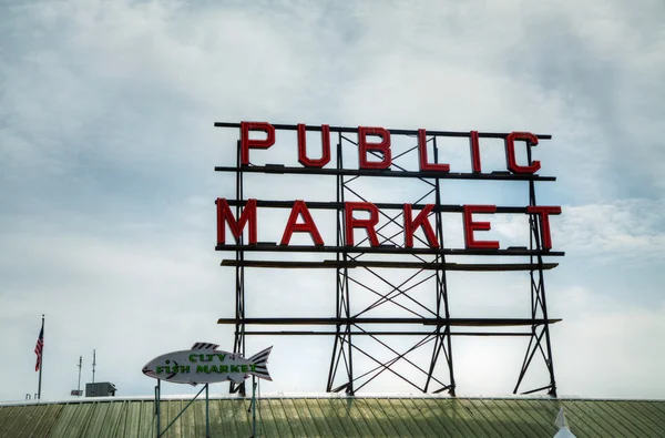Знаменитый знак общественного рынка в Сиэтле, штат Вашингтон — стоковое фото