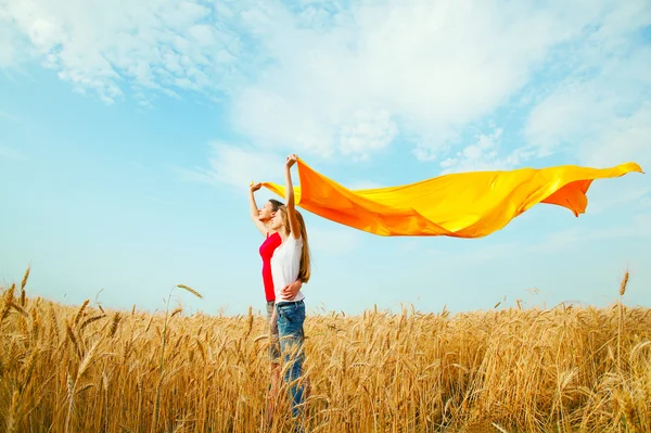 Девочки на пшеничном поле — стоковое фото