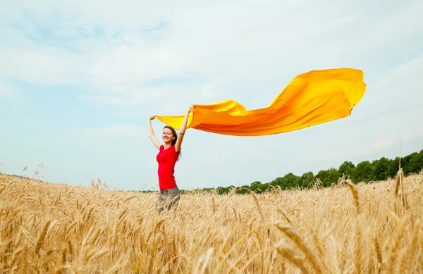 Юная девушка на пшеничном поле — стоковое фото