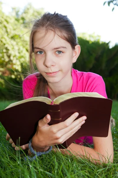 Tiener meisje het lezen van de Bijbel in openlucht — Stockfoto