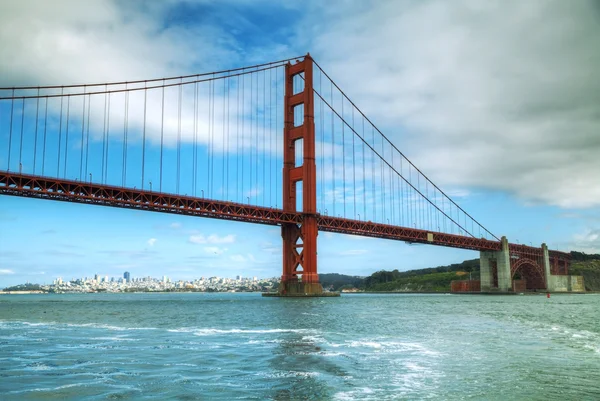 Мост Золотые ворота в заливе Сан-Франциско — стоковое фото