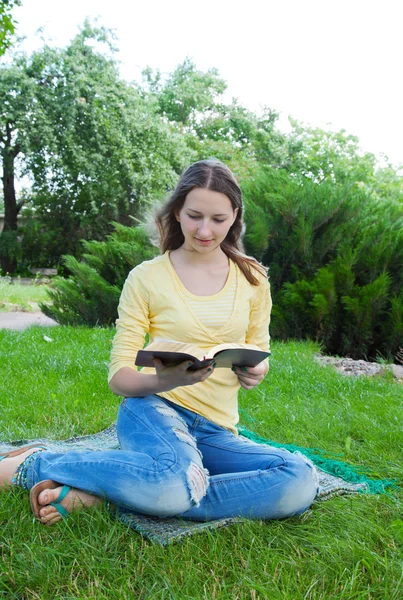 Adolescente leitura livro menina — Fotografia de Stock