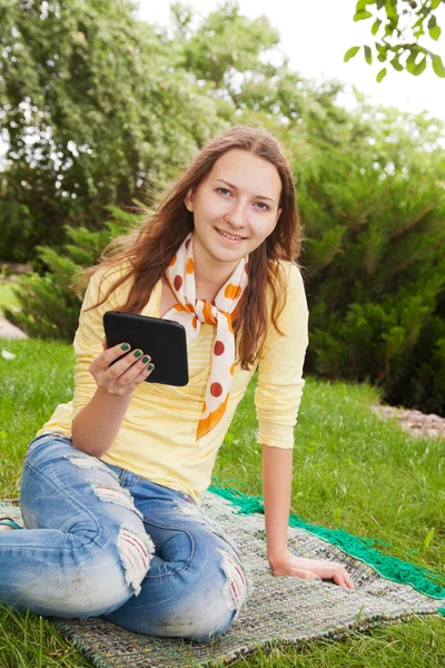 Tiener meisje lezing elektronische boek — Stockfoto