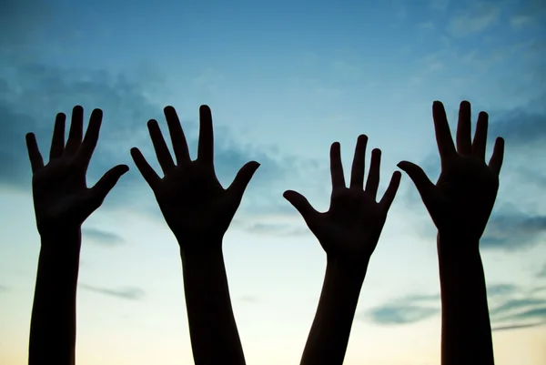 Cuatro manos levantadas — Foto de Stock