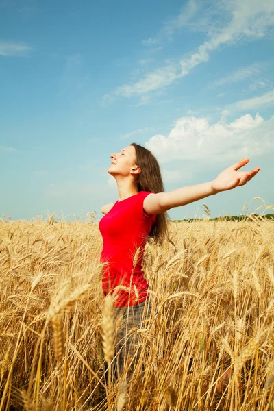 Teen girl staying at a wheat field — Stock Photo, Image