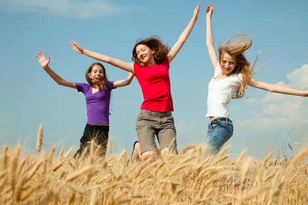 Девочка-подросток прыгает на пшеничном поле — стоковое фото