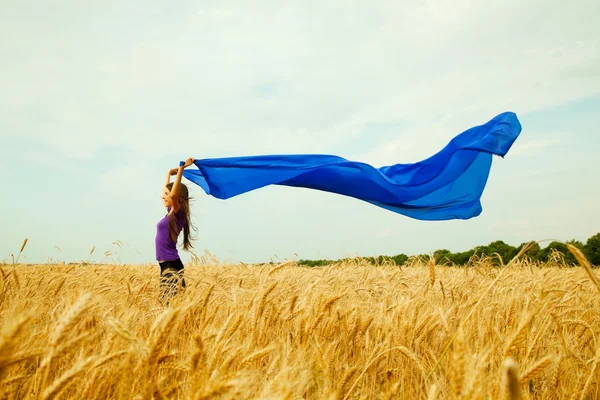Tiener meisje op een tarweveld — Stockfoto