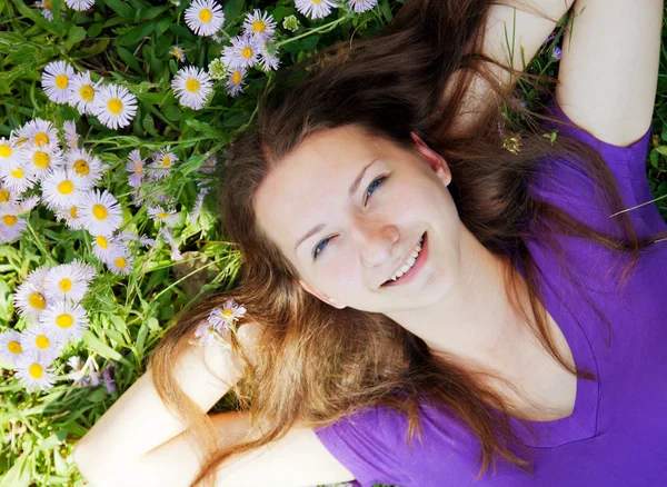 Menina adolescente deitada na grama — Fotografia de Stock