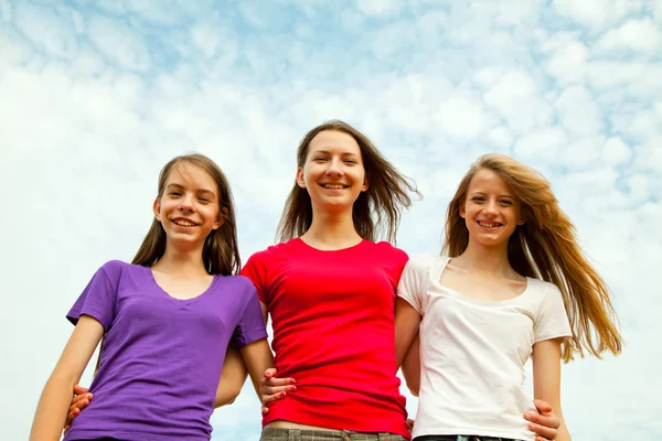 Tre glada tonårstjejer — Stockfoto