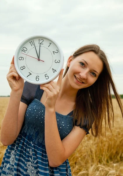 Adolescente chica sostiene relojes —  Fotos de Stock