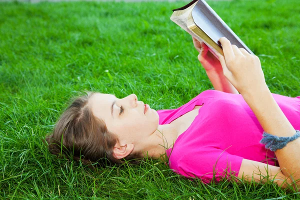 Adolescente lisant la Bible en plein air — Photo