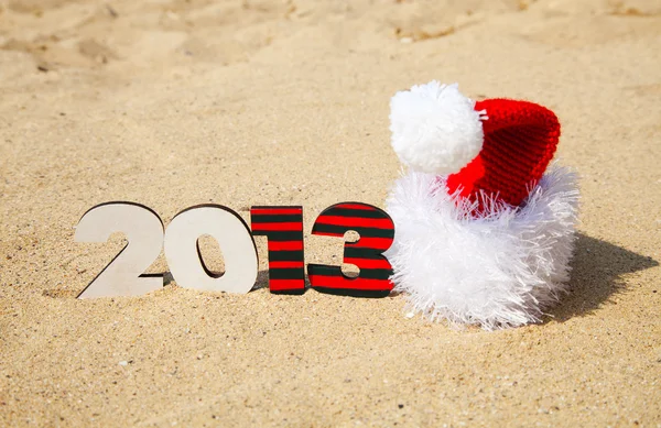 Dřevěné 2013 rok číslo a santa klobouk — Stock fotografie