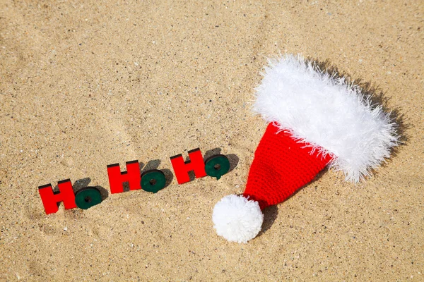Palavra de madeira 'Ho! Ho! Ho! ' com chapéu de Papai Noel — Fotografia de Stock