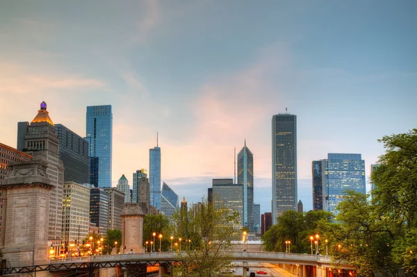 Міський пейзаж з Чикаго у вечірній час — стокове фото