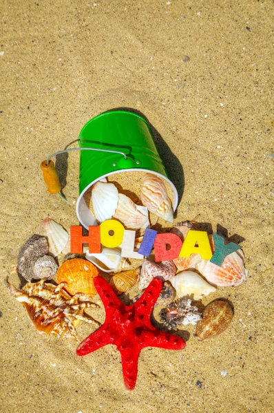 Palavra colorida de madeira 'Holiday' na areia — Fotografia de Stock
