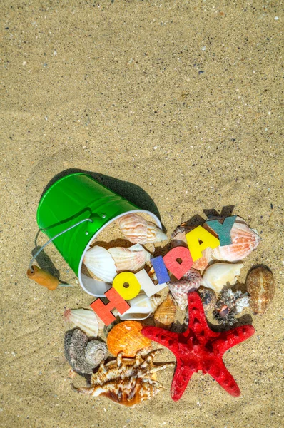 Parole colorate in legno 'Vacanze' sulla sabbia — Foto Stock