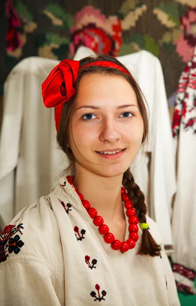 Teenager Mädchen im ukrainischen Kostüm — Stockfoto