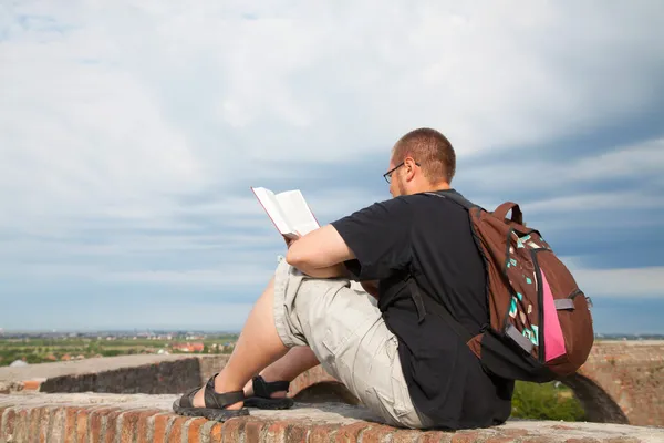 Jonge man buiten zitten en te mediteren — Stockfoto