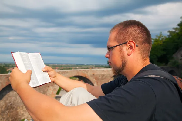 若い男が、聖書を読む — ストック写真