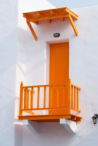 Gelbe Vintage-Fenster im griechischen Stil — Stockfoto