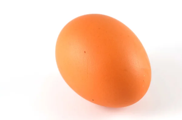 Яйце на білому тлі — стокове фото