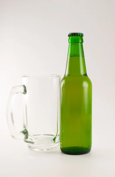 Botella verde de cerveza —  Fotos de Stock