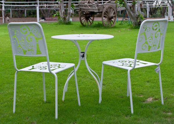 Biały stół i krzesła w trawnik — Zdjęcie stockowe