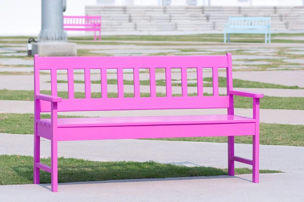 ピンクの通り椅子 — ストック写真
