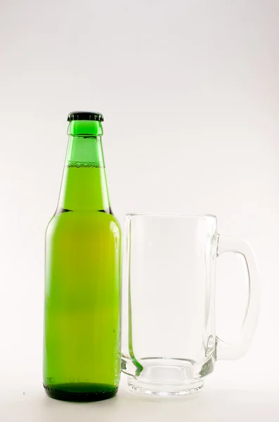 Botella verde de cerveza —  Fotos de Stock