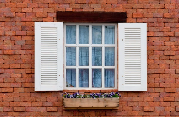 Vintage-Fenster an roter Backsteinwand — Stockfoto