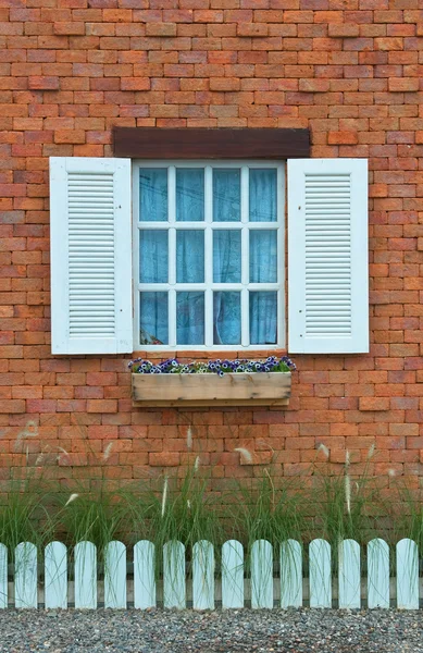 Винтажное окно на красной кирпичной стене — стоковое фото