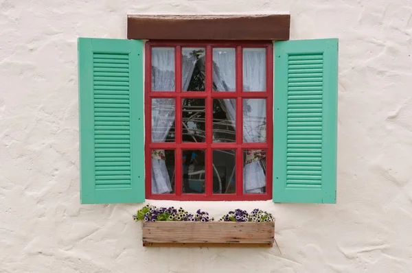 Винтажное окно на белой цементной стене — стоковое фото