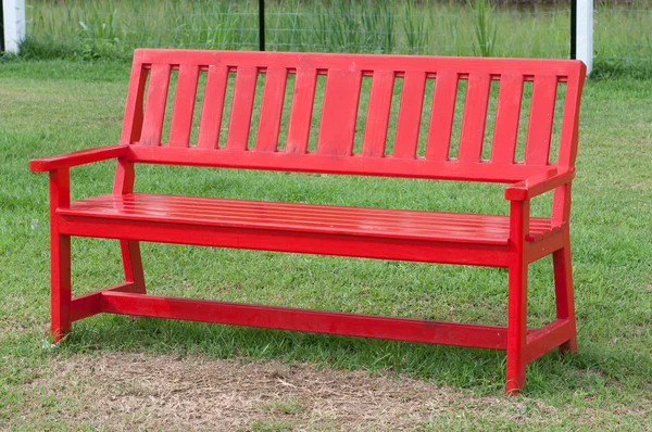 公園内の孤独な木製のベンチ — ストック写真