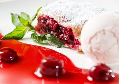 Strudel dondurma ile