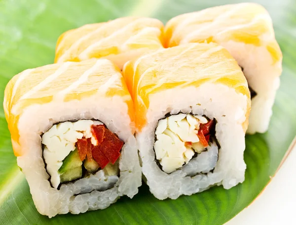 Aasialaisia sämpylöitä, sushia ja sashimia. — kuvapankkivalokuva