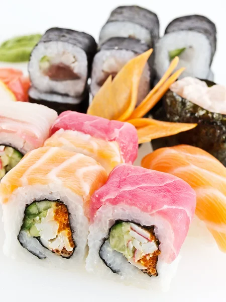 Un conjunto de rollos asiáticos, sushi y sashimi — Foto de Stock