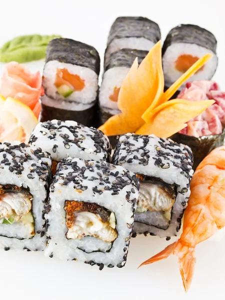 Un conjunto de rollos asiáticos, sushi y sashimi — Foto de Stock