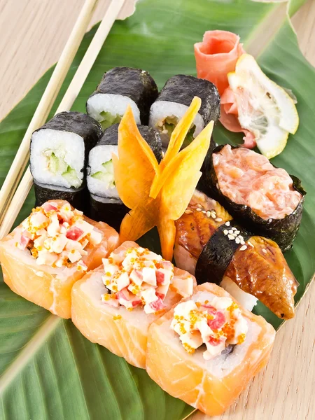 Un ensemble de rouleaux asiatiques, sushi et sashimi — Photo