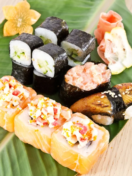 Um conjunto de rolos asiáticos, sushi e sashimi — Fotografia de Stock