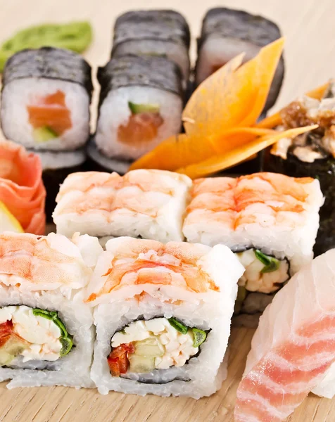 En uppsättning av asiatiska rullar, sushi och sashimi — Stockfoto