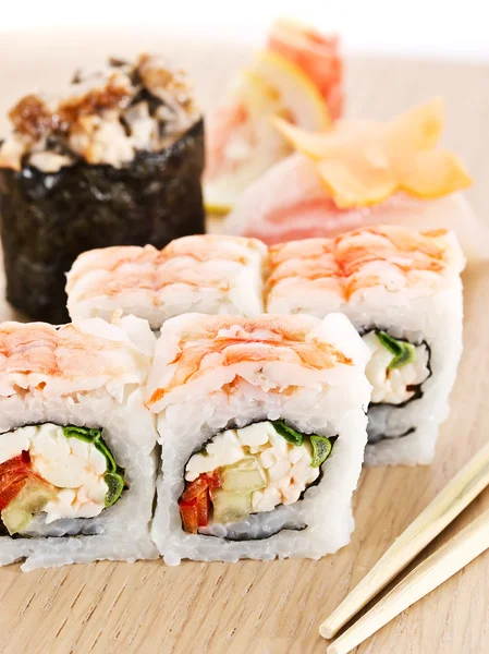 En uppsättning av asiatiska rullar, sushi och sashimi — Stockfoto
