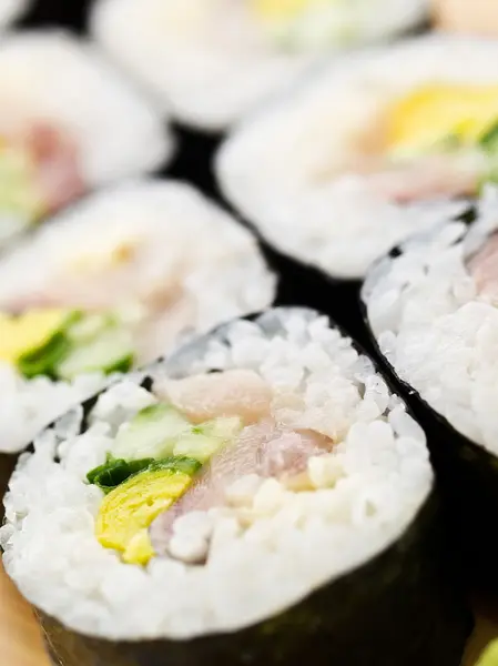 Asya dizi ruloları, suşi ve sashimi — Stok fotoğraf