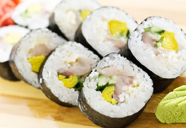 Sada asijské závitky, sushi a sashimi — Stock fotografie