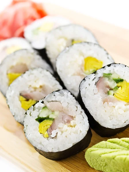 Un conjunto de rollos asiáticos, sushi y sashimi —  Fotos de Stock