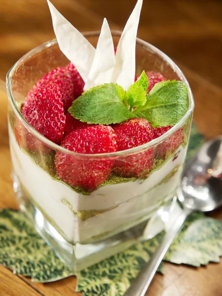 Tiramisu med jordgubbar — Stockfoto