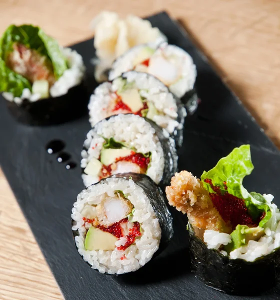 Een aantal Aziatische broodjes, sushi en sashimi — Stockfoto
