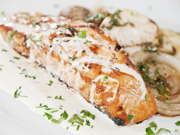 Grilled salmon with onions — Stock Photo, Image