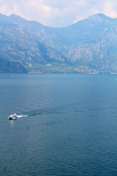 Barco de recreo con los turistas en el lago de Garda — Foto de Stock