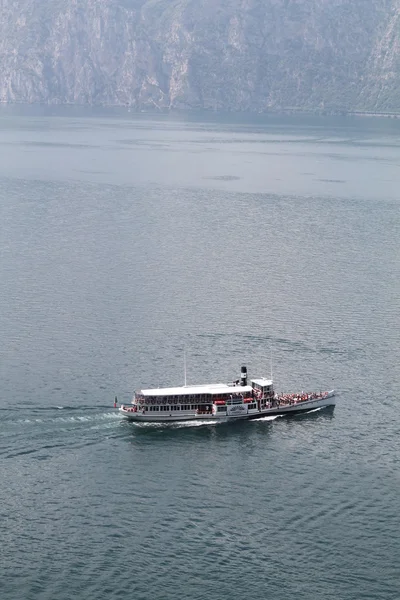 Pleasure boat with tourists at lake Garda — Stock Photo, Image