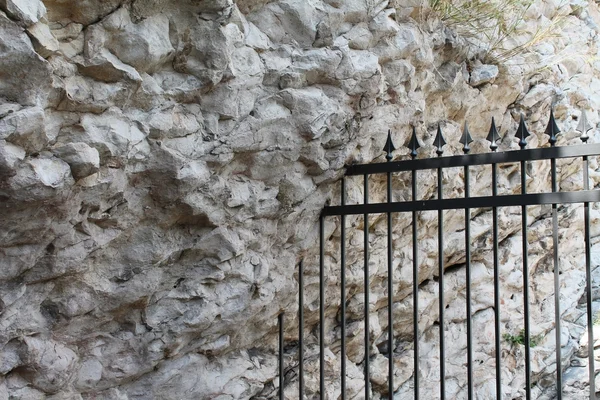 岩の鍛造アイアン グリル — ストック写真